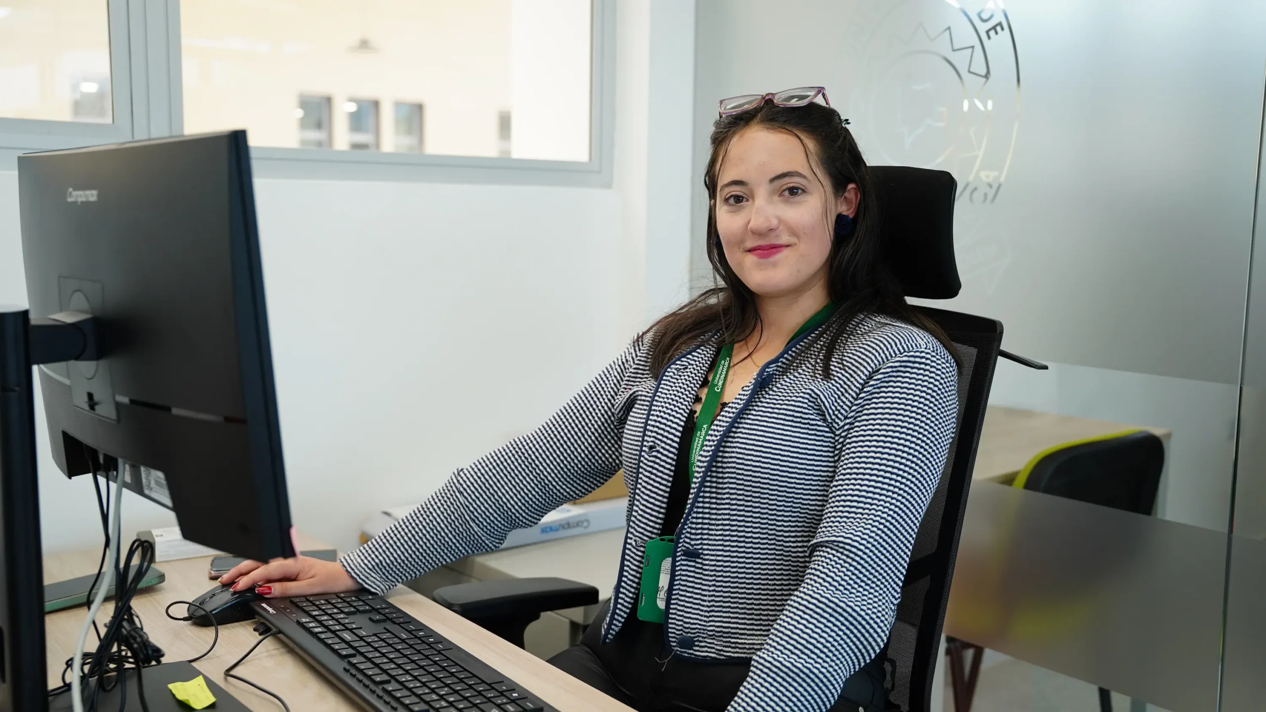 Fotografía de administrativa en la oficina