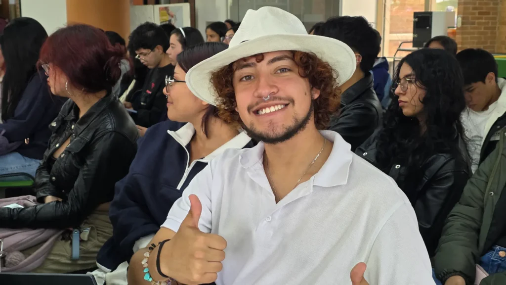 Estudiante sonriendo