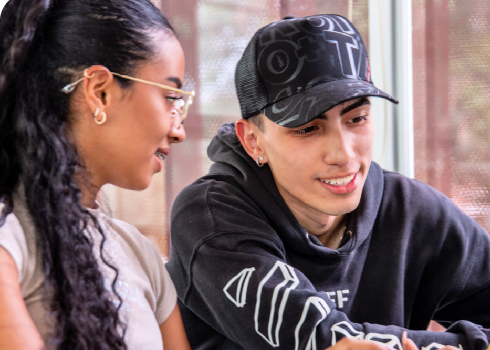 Dos estudiantes conversando durante una asesoría
