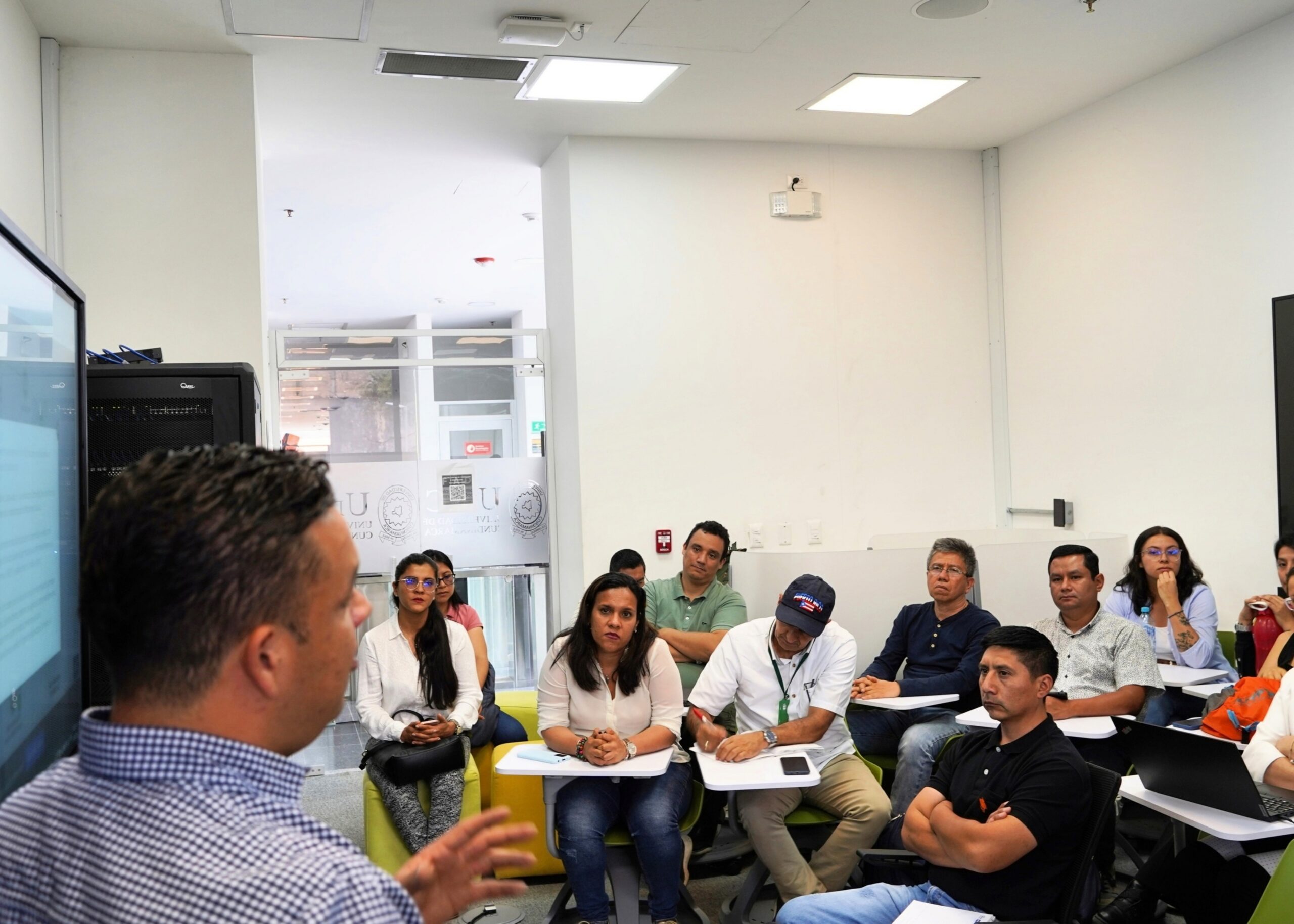 Grupo de asistentes en una sesión de trabajo colaborativo