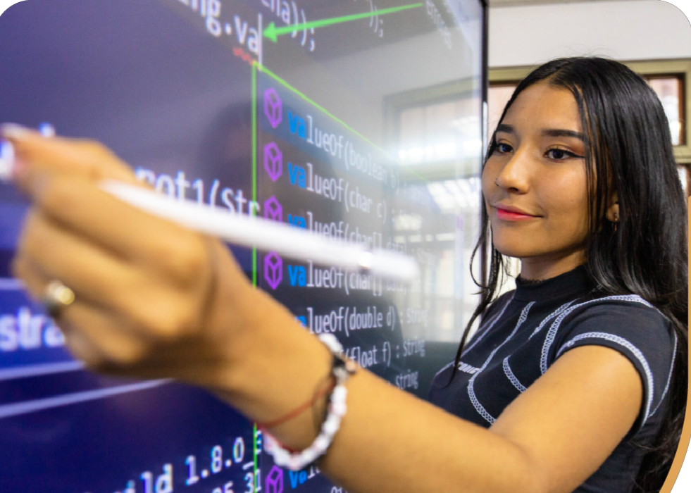 Estudiante señalando líneas de código en una pantalla interactiva
