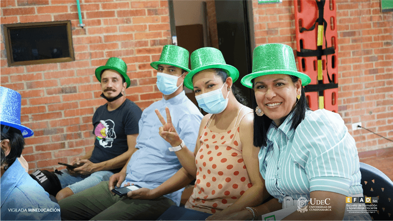 Profesores de la EFAD en una actividad de integración, con sombreros verdes