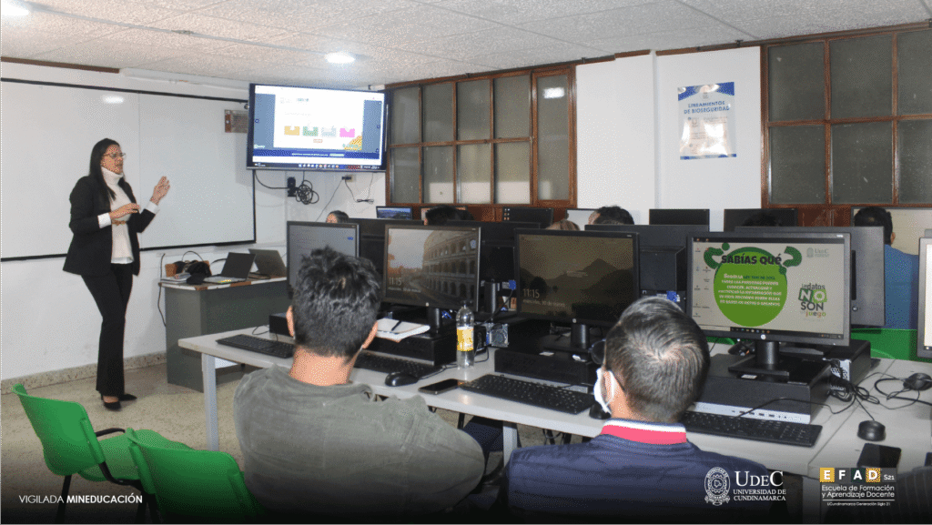 Profesora orientando una sesión de formación en una sala de cómputo