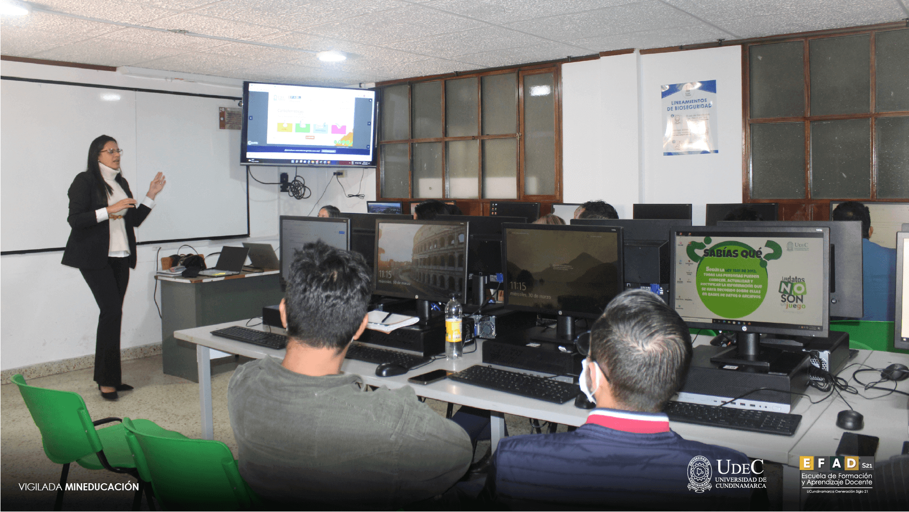 Profesora orientando una sesión de formación en una sala de cómputo