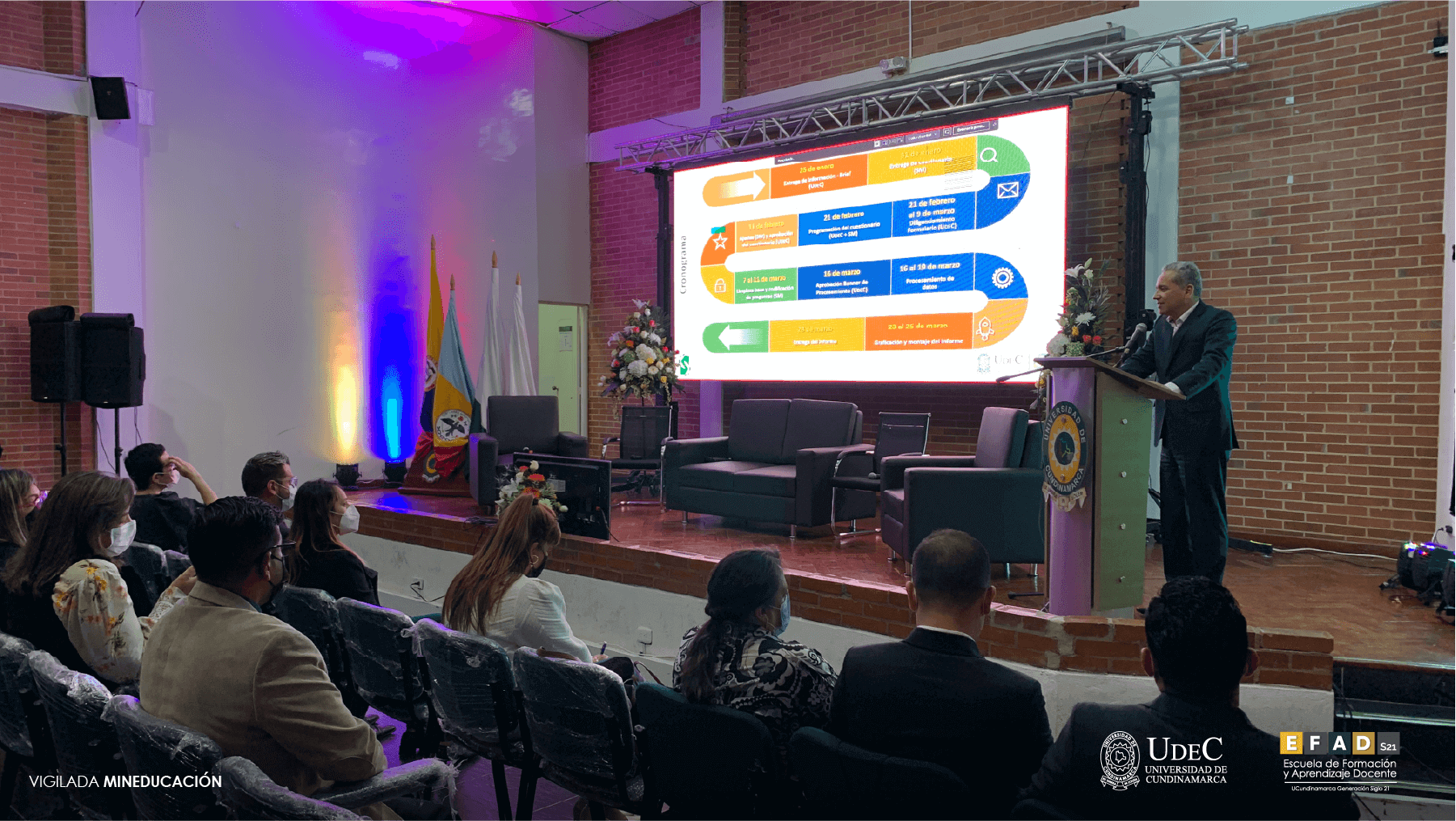 Presentación de la agenda de la EFAD ante profesores, en el auditorio