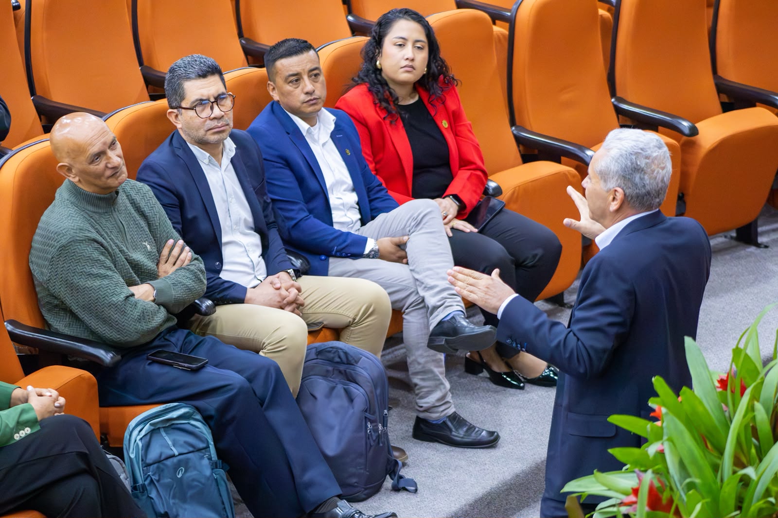 Rector exponiendo a profesores