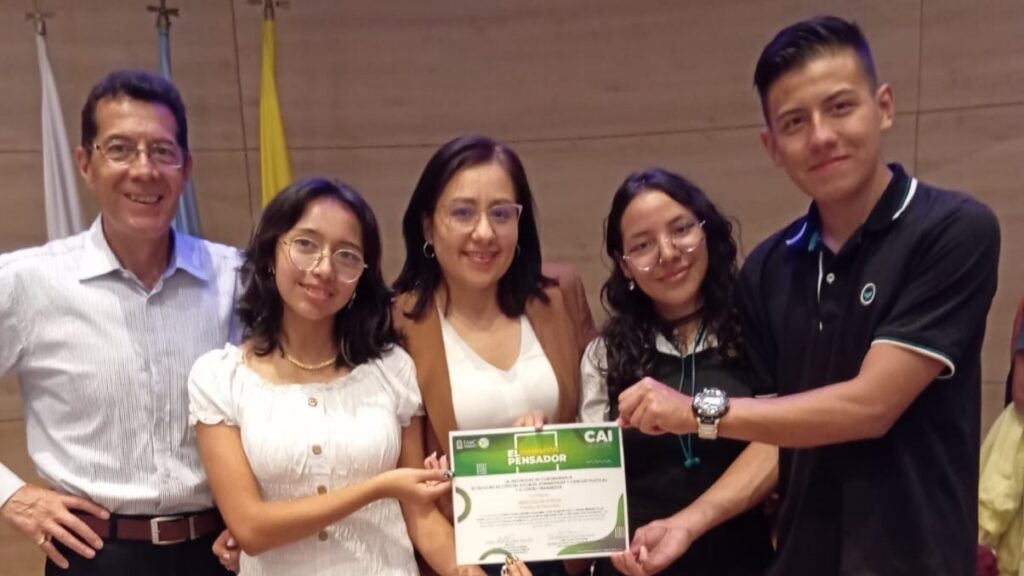 Estudiantes con la publicidad del evento El Pensador 2023