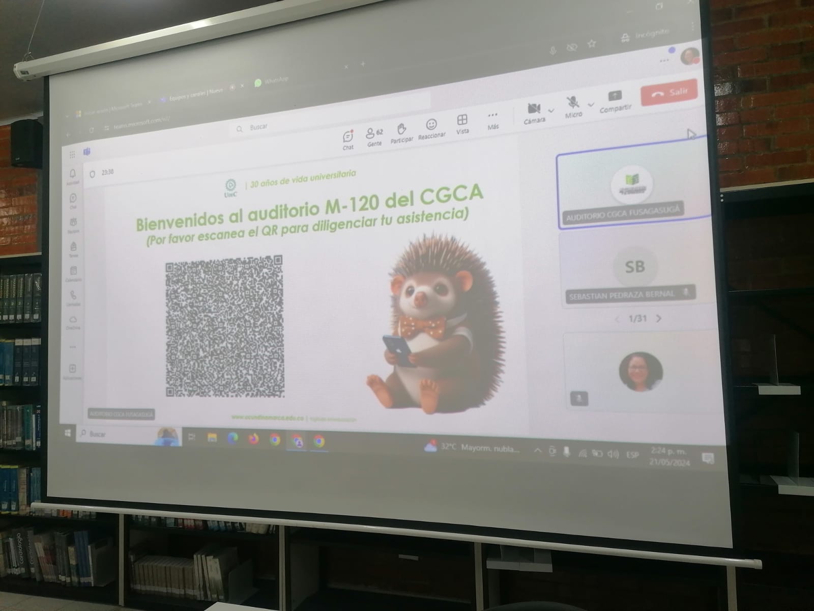 Pantalla proyectada con la bienvenida al auditorio M-120 del CGCA y un código QR para diligenciar la asistencia, durante los Premios El Pensador IPA 2024.