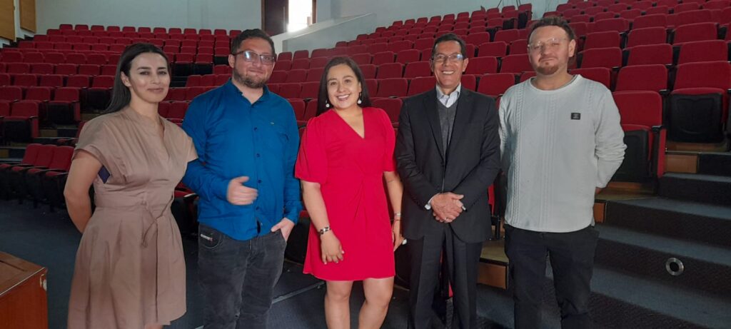 Cinco integrantes del equipo del Centro Transmedia posan en el auditorio durante los Premios El Pensador IPA 2025.