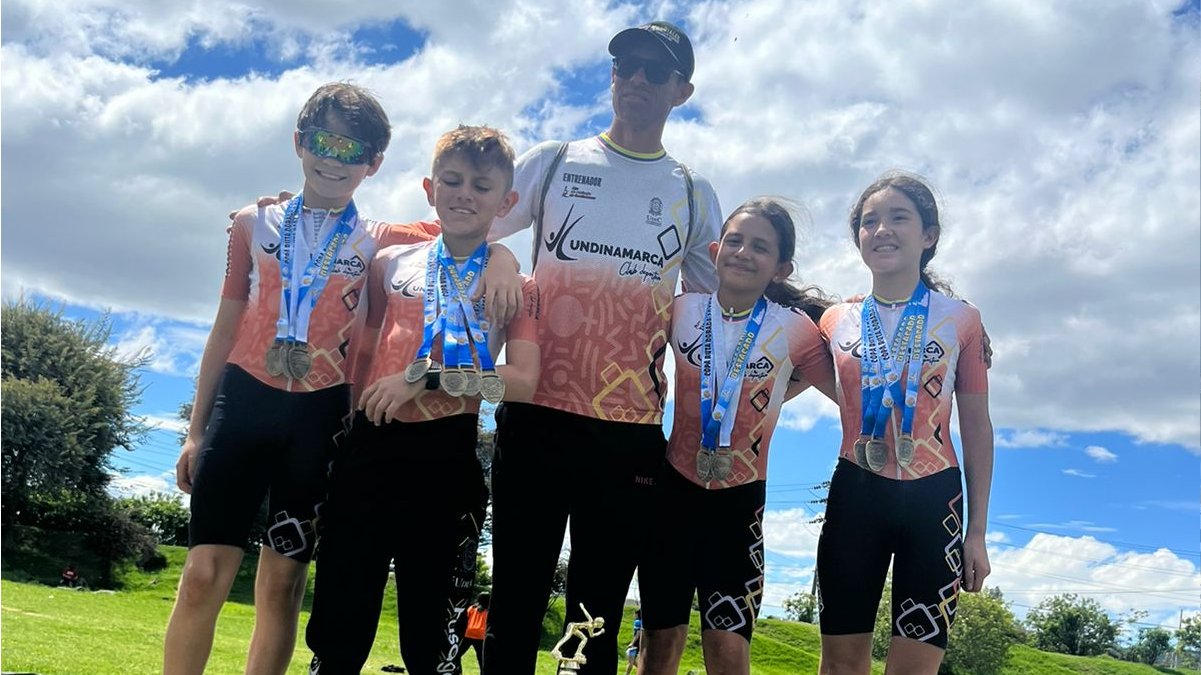 Club de Patinaje de Velocidad logra 3 medallas de oro — imagen 4 de 5
