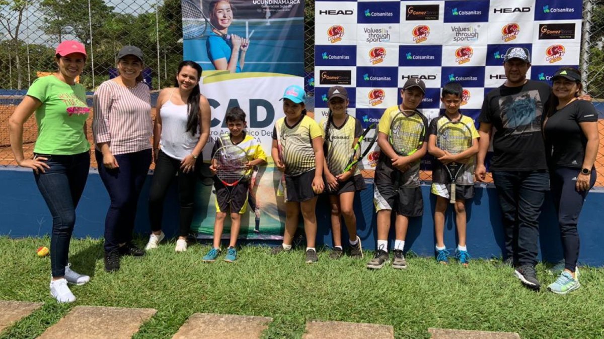 Club de tennis infantil se presenta en Armenia — imagen 1 de 5