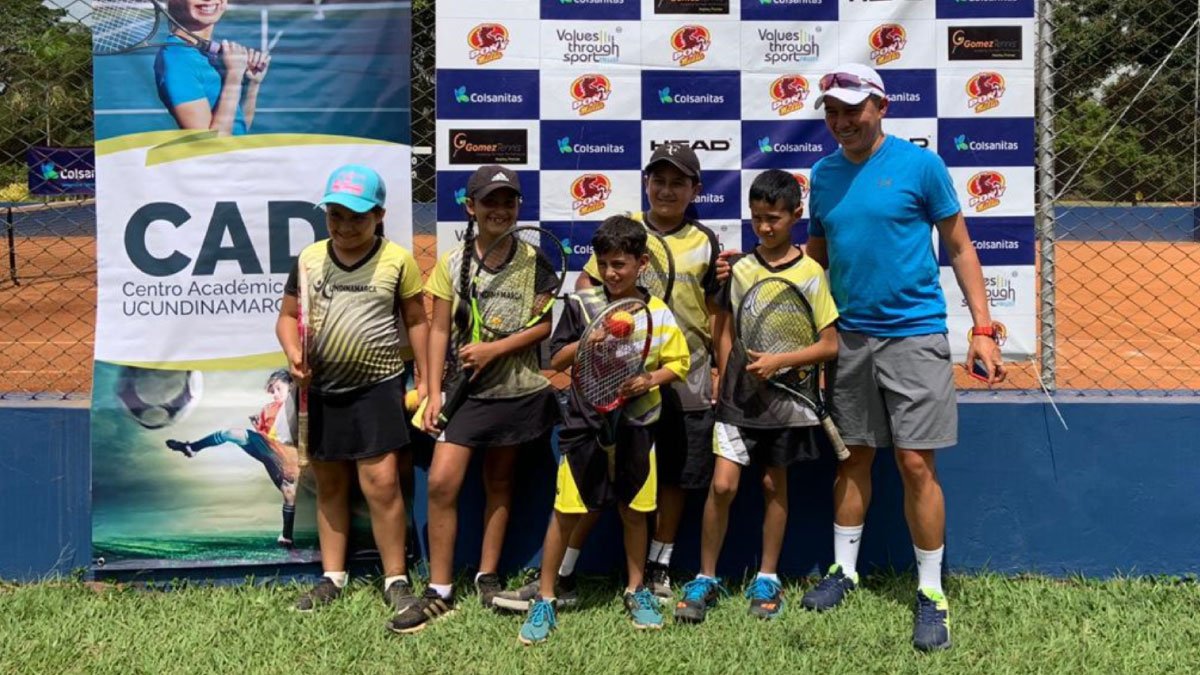 Club de tennis infantil se presenta en Armenia — imagen 2 de 5