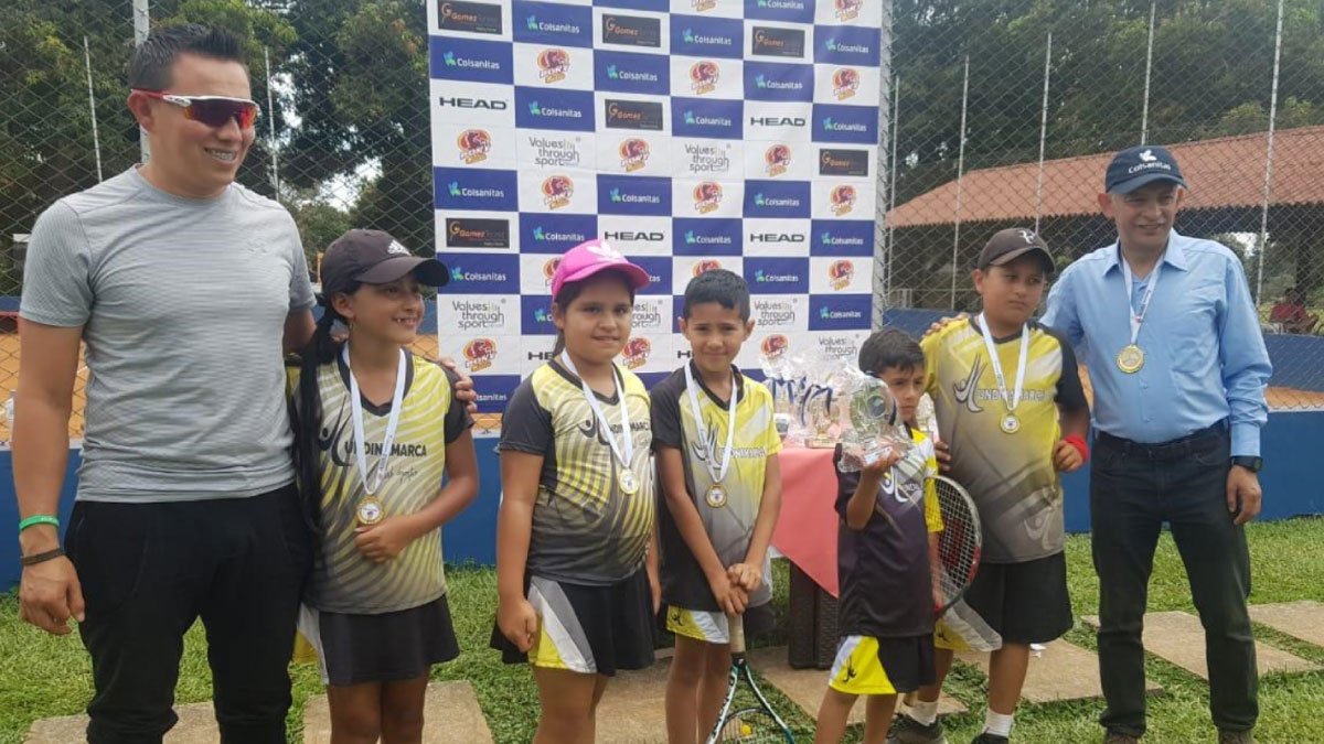 Club de tennis infantil se presenta en Armenia — imagen 4 de 5