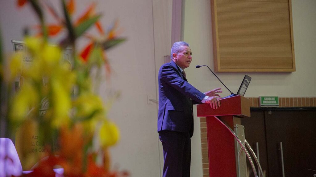 Conversatorio con el rector sobre translocalidad y transmodernidad — imagen 1 de 5