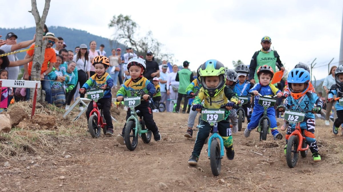 Destacada participación del club de fútbol y de ciclismo — imagen 2 de 4
