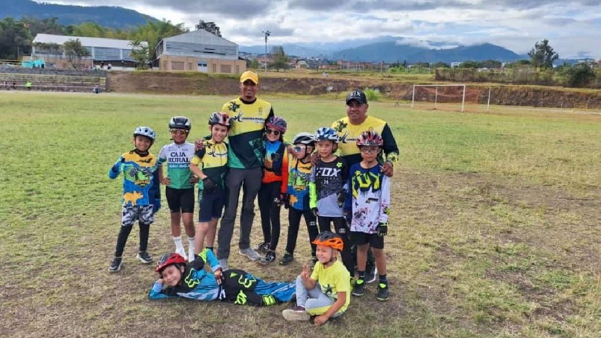 Destacada participación del club de fútbol y de ciclismo — imagen 3 de 4