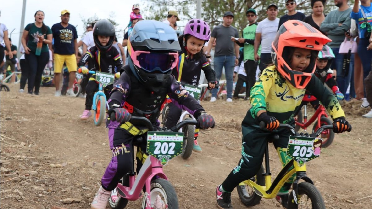 Destacada participación del club de fútbol y de ciclismo — imagen 4 de 4