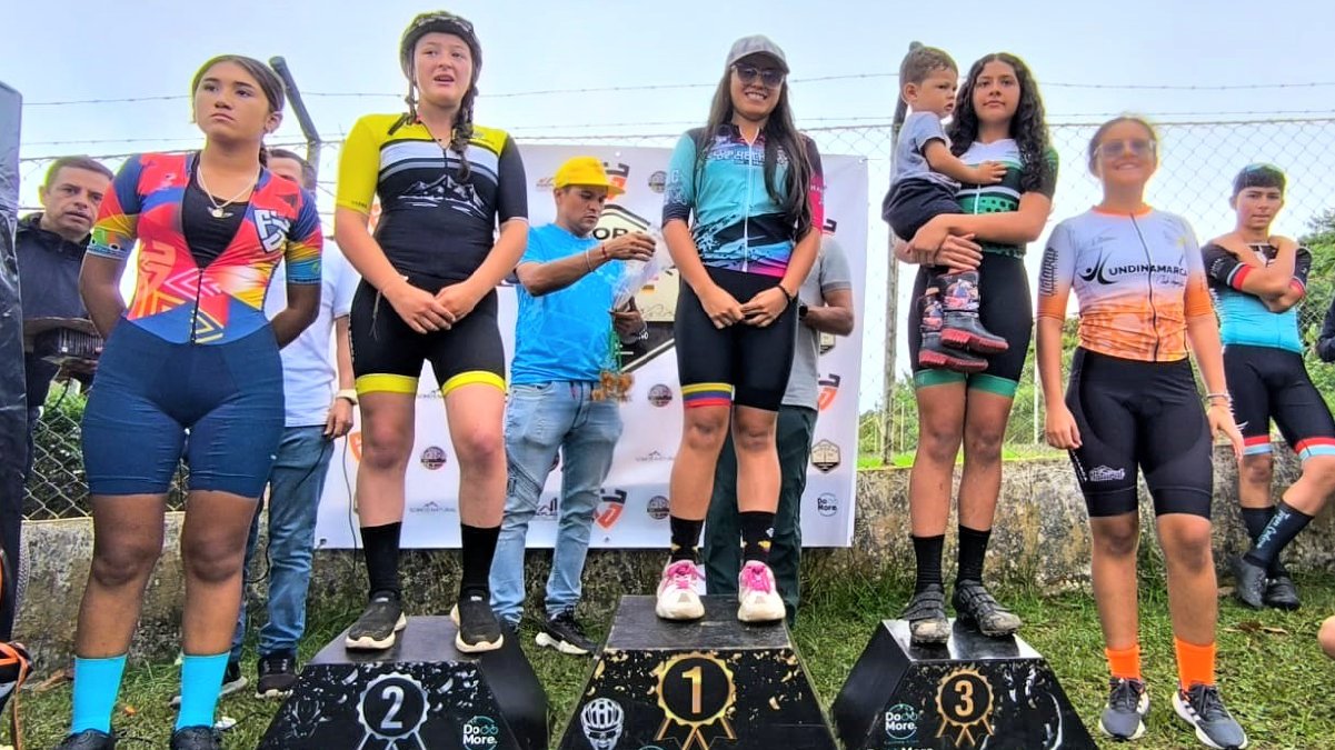 Destacada participación en fútbol y ciclismo infantil — imagen 2 de 5