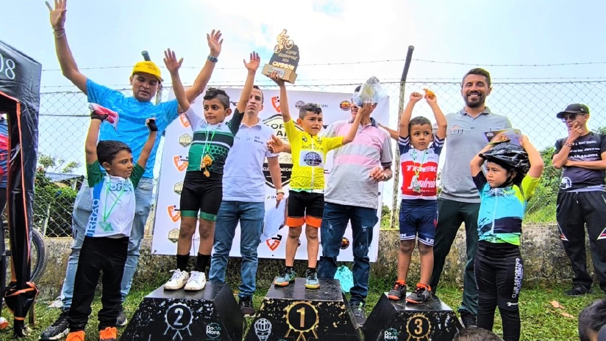Destacada participación en fútbol y ciclismo infantil — imagen 3 de 5