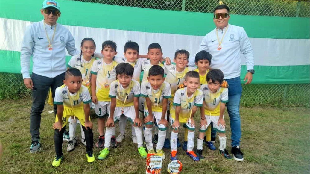 Destacada participación en fútbol y ciclismo infantil — imagen 4 de 5