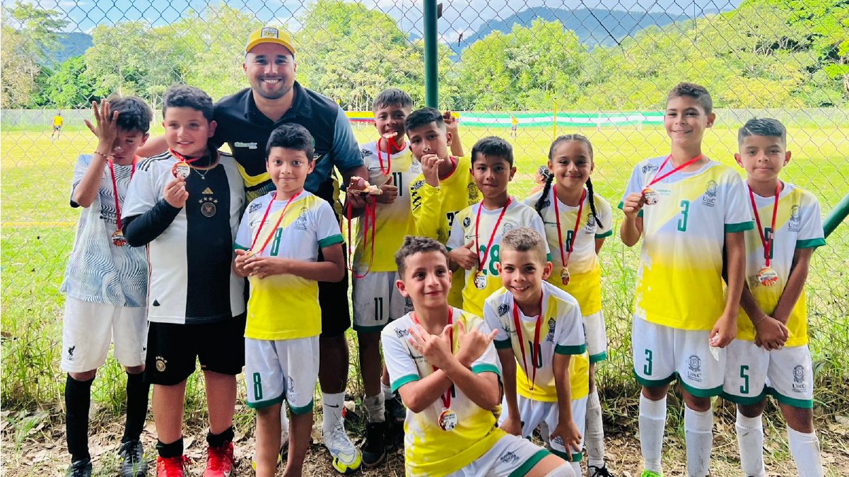 Destacada participación en fútbol y ciclismo infantil — imagen 5 de 5