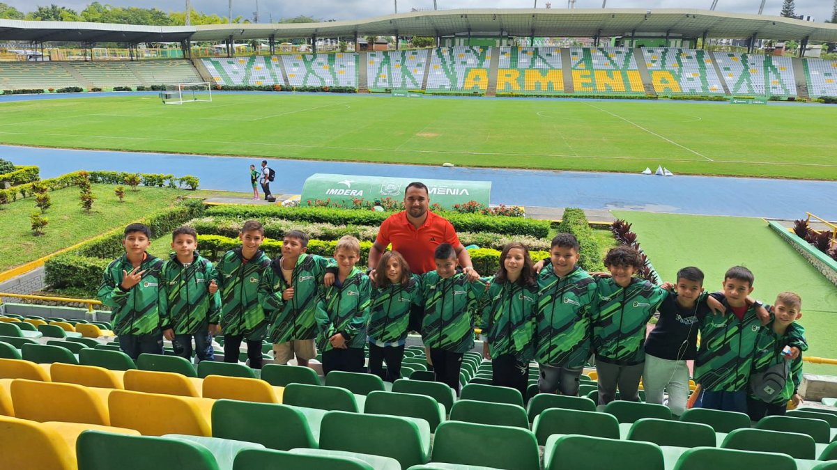 Destacados logros del equipo de fútbol en torneo nacional — imagen 2 de 3