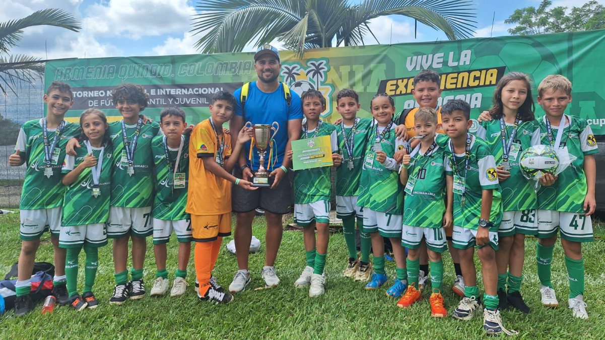 Destacados logros del equipo de fútbol en torneo nacional — imagen 3 de 3