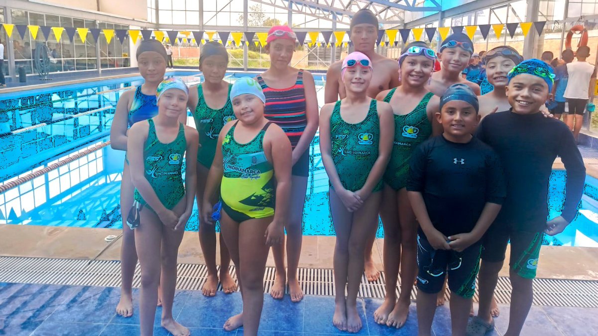Disciplina y dedicación del equipo de natación — imagen 2 de 3