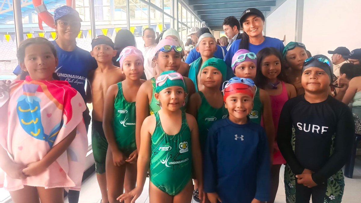 Disciplina y dedicación del equipo de natación — imagen 3 de 3