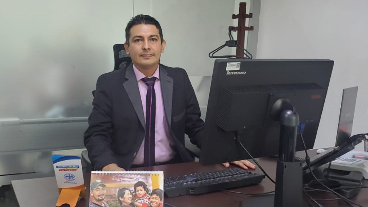 El Graduado que huyó de la guerra para ser profesional
