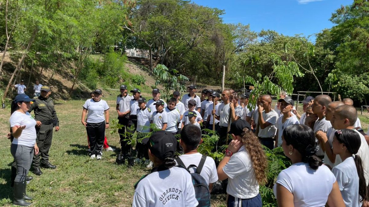 Enfermera impulsa reforestación en Girardot — imagen 4 de 6