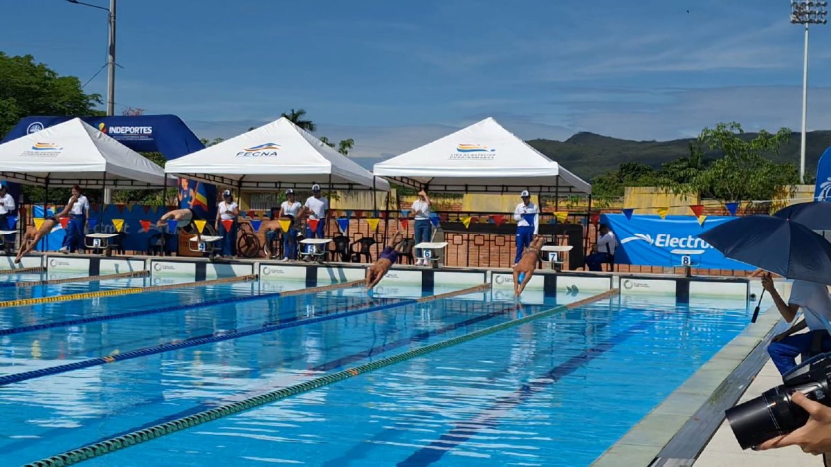 Equipo de natación se destaca en torneo regional — imagen 2 de 4