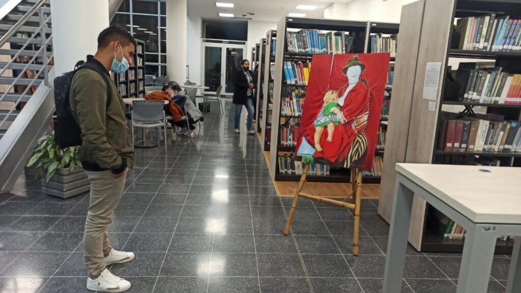 Exposición Mujer Brilla en la biblioteca de Fusagasugá
