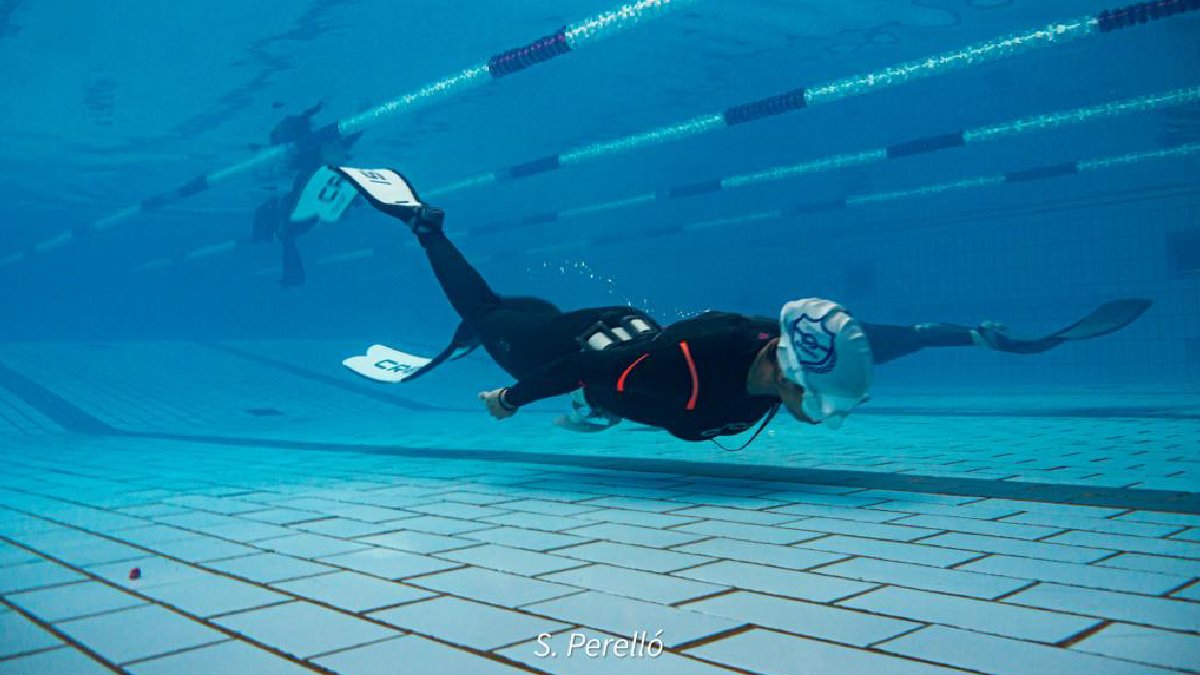 Graduada compite en el deporte de apnea en España — imagen 2 de 3