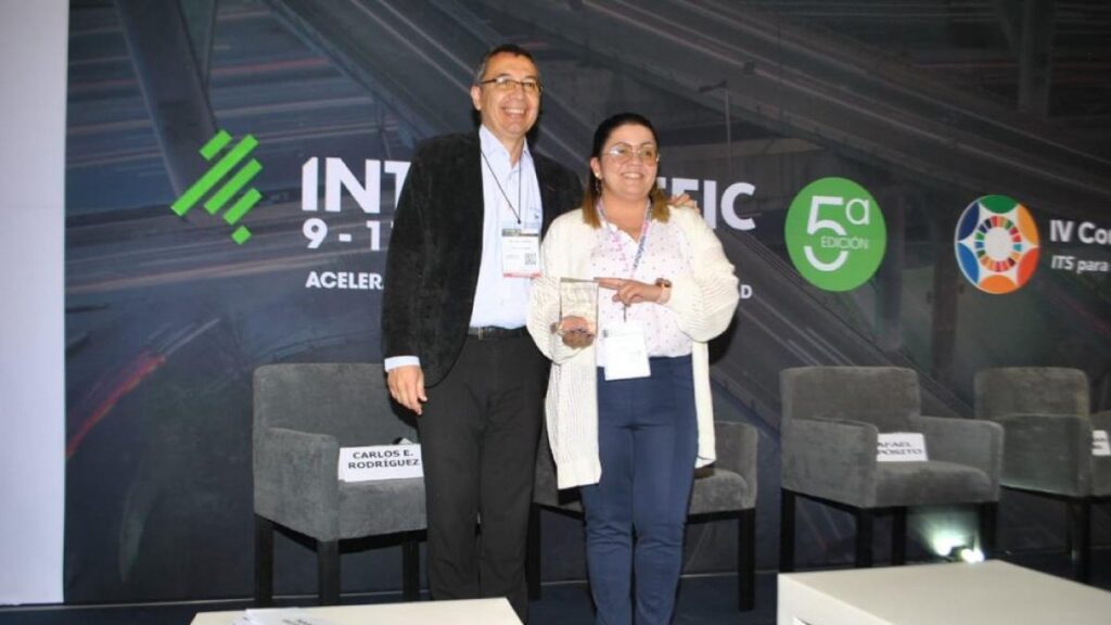 Graduada lidera proyecto de vías inteligentes — imagen 1 de 2