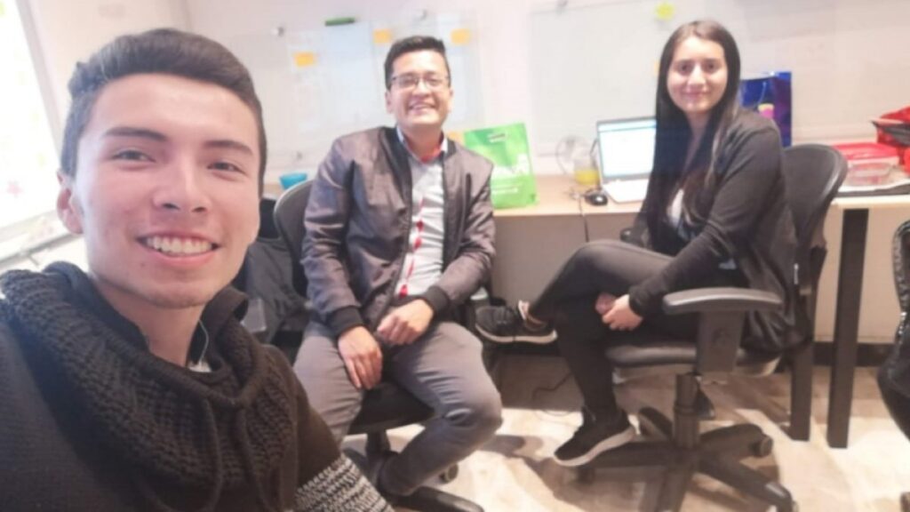Graduado crea app para proteger líderes sociales
