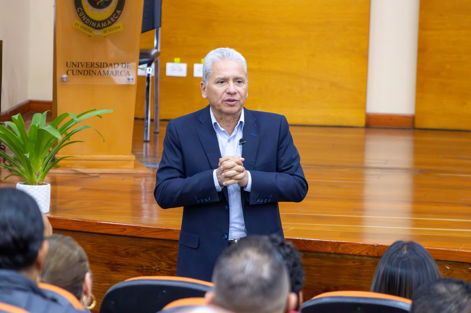 Foto del Señor rector exponiendo