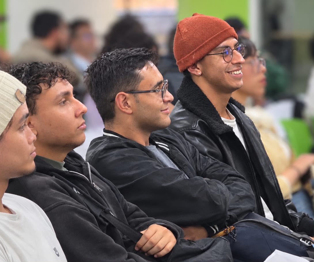 estudiantes escuchando una exposicion