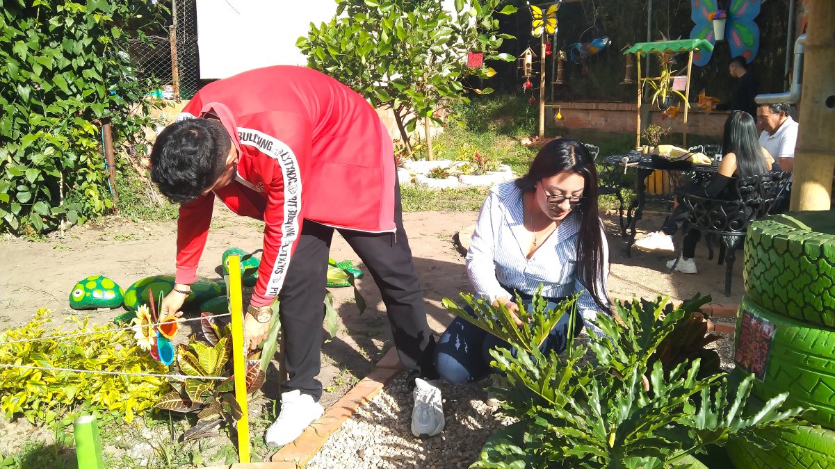 Mini parque con materiales reciclables — imagen 2 de 5