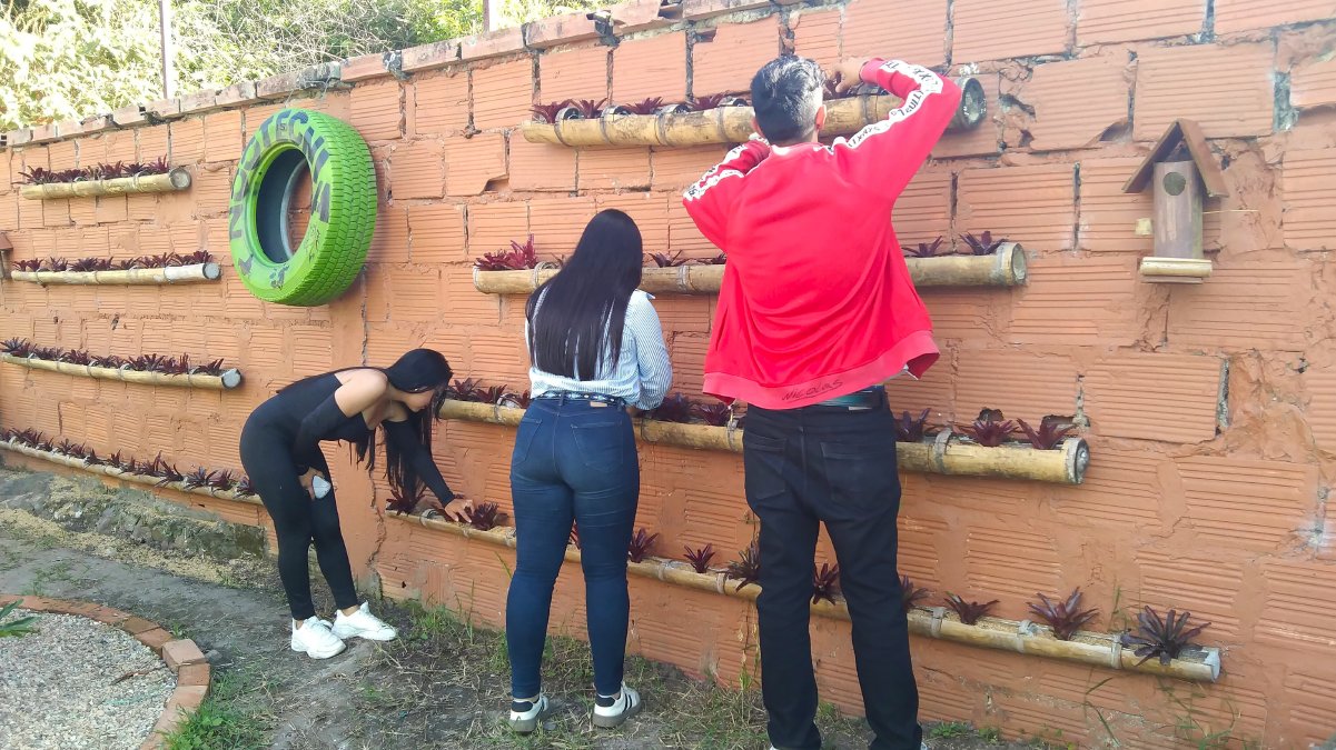 Mini parque con materiales reciclables — imagen 3 de 5