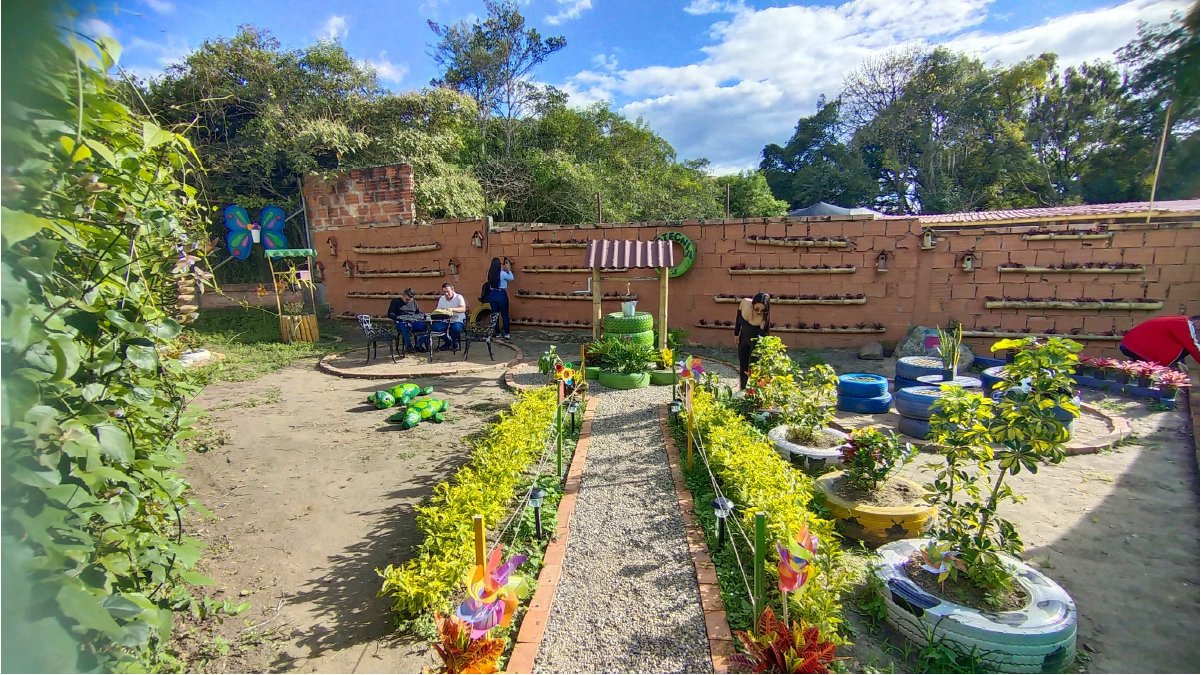 Mini parque con materiales reciclables — imagen 4 de 5