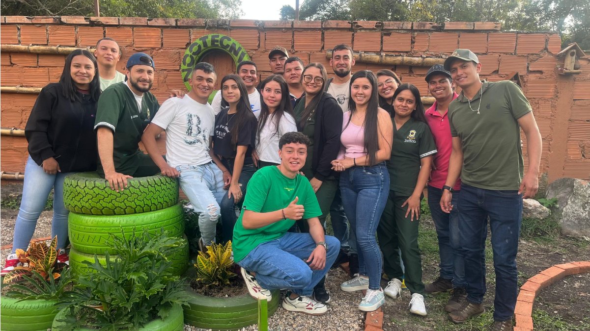 Mini parque con materiales reciclables — imagen 5 de 5