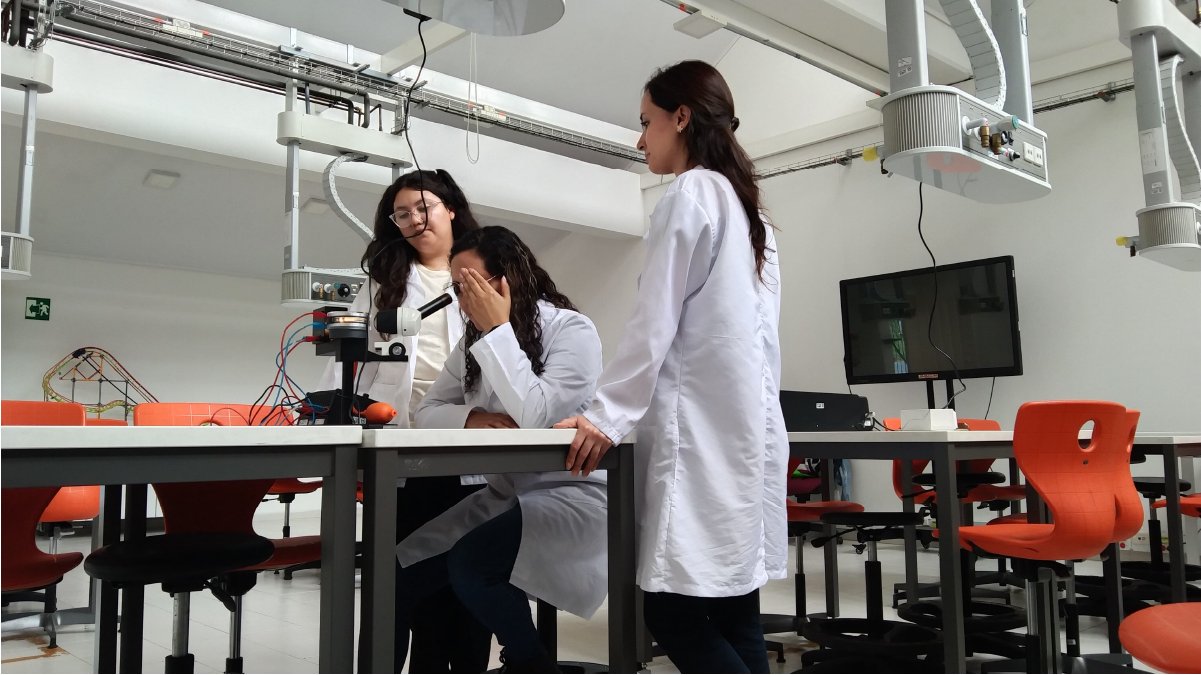 Mujer impulsando la ciencia — imagen 5 de 5