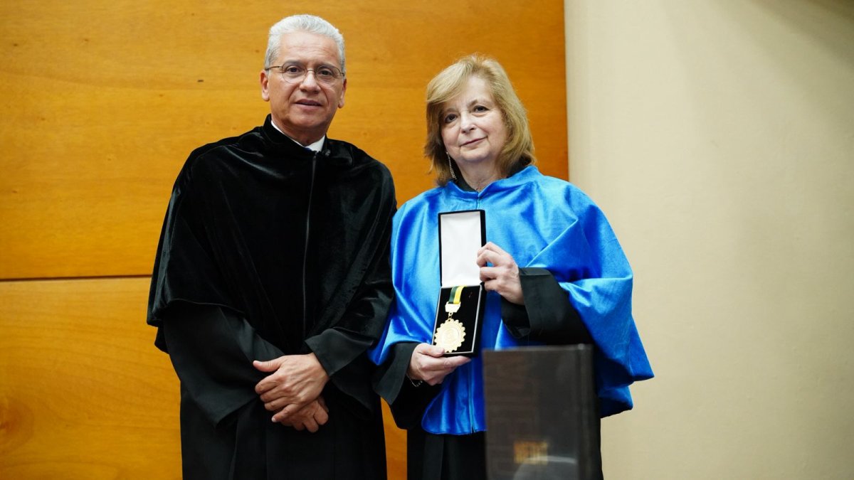 Primer Doctorado Honoris Causa que transforma la educación — imagen 2 de 27