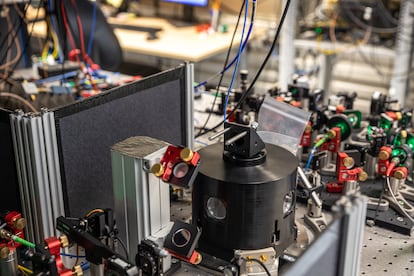 Alice, el receptor de la información cuántica teletransportada. Dentro del cilindro de aluminio negro, la muestra de diamante se enfría a -270 °C para reducir el ruido del ambiente y permitir el control cuántico. Alice, el receptor de la información cuántica teletransportada. Dentro del cilindro de aluminio negro, la muestra de diamante se enfría a -270 °C para reducir el ruido del ambiente y permitir el control cuántico.