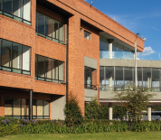 Fachada del edificio de la sede Chía