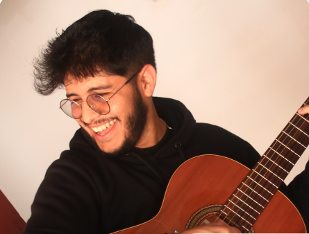 Estudiante de la sede Zipaquirá tocando guitarra