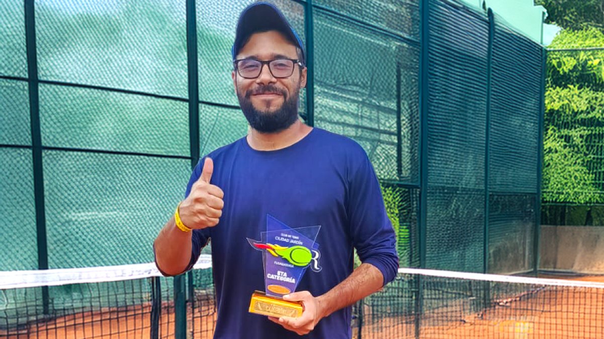 Sobresaliente actuación de tenis en torneos de Silvania — imagen 2 de 3