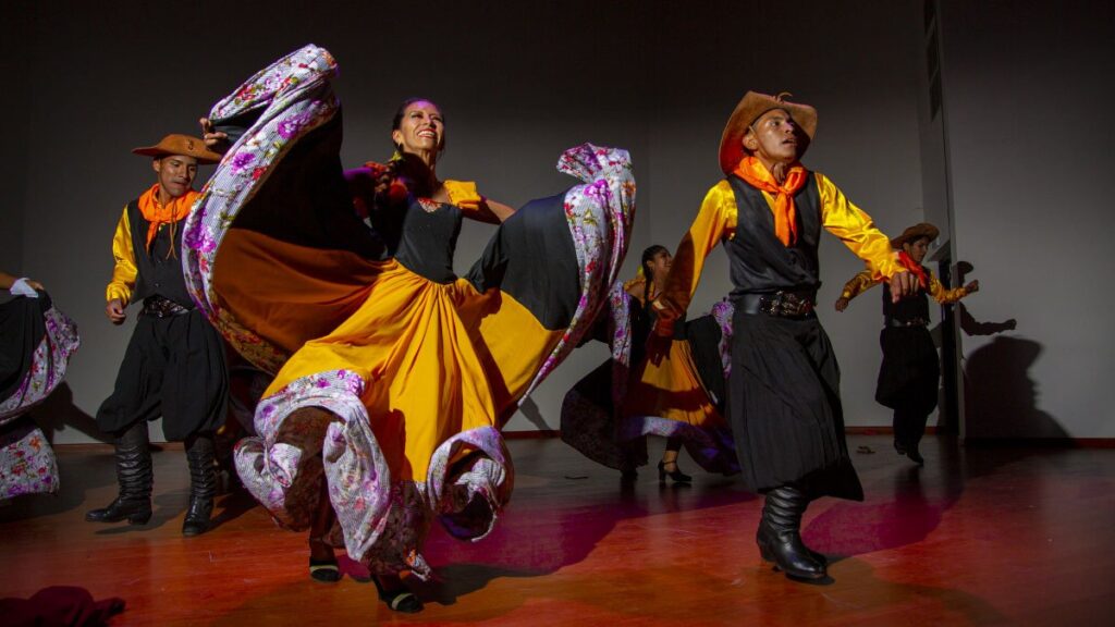 V Festival de Danzas Folclóricas Colombianas y I Muestra Folclórica Internacional — imagen 1 de 24